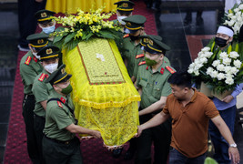 Dòng người khóc thương tiễn biệt 4 bà cháu tử vong trong vụ hỏa hoạn 