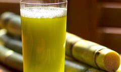 Những lợi ích tuyệt vời khi uống nước mía trong ngày hè nóng bức