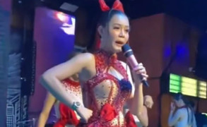 Vũ công bị quấy rối tình dục ngay trên sân khấu