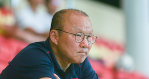 HLV Park Hang Seo bực tức, đấm vào ghế sau bàn thua của U22 Việt Nam