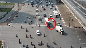 Hình ảnh kinh hãi ở ngã tư 'chuyên tạt đầu' nguy hiểm gây bức xúc nhất Hà Nội