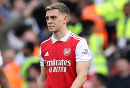 Arsenal thua đậm Brighton, tự đóng cơ hội đua vô địch với Man City