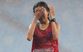 VĐV Campuchia vừa chạy vừa khóc dưới mưa dùng tiền thưởng trả nợ cho mẹ