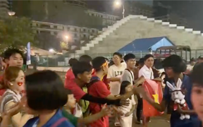 Hành động tuyệt đẹp CĐV Việt Nam dành tặng đội tuyển Thái Lan