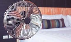 Mẹo dùng quạt đúng cách giúp bạn ngủ ngon hơn trong mùa hè
