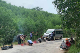 Uống rượu bia lái xe máy tông vào ô tô khách, hai công nhân chết thảm