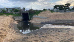 Phú Yên: Xác minh nguồn nước màu đen, có mùi hôi chảy trực tiếp ra biển Tuy Hòa 
