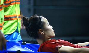 Cầu thủ Việt Nam đau đớn rời sân, đến thẳng bệnh viện giữa chung kết SEA Games