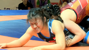 Đô vật Singapore mếu máo, lên cáng chịu thua trước võ sĩ Việt Nam