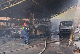 Cháy bãi xe ở TP.HCM, 8 ô tô bị thiêu rụi