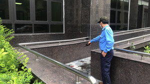 Nam bệnh nhân nhảy từ tầng 10 bệnh viện xuống đất tử vong