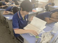 Học sinh không ngủ trưa, ngồi ôn bài: Giáo viên khen, cộng đồng mạng chỉ trích