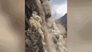 Núi đá đổ sập, ‘đóng băng’ tuyến quốc lộ