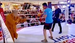 Võ sư dùng đòn mèo cào bị đấm knock-out trong hơn 1 phút