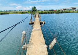 Cầu mới thi công 'rùa bò', dân liều mình đánh cược mạng sống qua cầu 'tử thần'