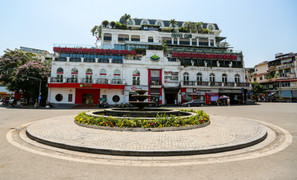 Đường phố Hà Nội 'vắng như mồng 1 Tết' trong ngày nắng như đổ lửa