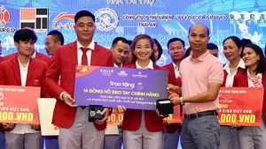 Nguyễn Thị Oanh cùng đồng đội nhận thêm gần 1 tỷ đồng tiền thưởng