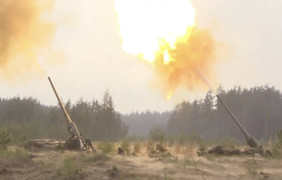 Pháo chống tăng MT-12 Rapira của Nga khai hỏa vào các vị trí của Ukraine