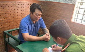 Khởi tố đối tượng cầm súng vào nhà dân bắn loạn xạ, đe dọa giết người