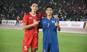 Cầu thủ Thái Lan, Indonesia bắt tay làm hòa sau hỗn chiến chung kết SEA Games