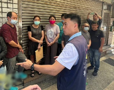 Từ chối khi trai trẻ bắt chuyện, cô gái bị đánh dã man ngay giữa đường 