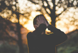 Bị nghi ngờ ngoại tình, chàng trai uất ức làm hại bản thân mong bạn gái hối hận 