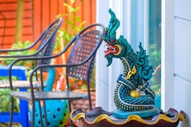 Tượng thần rắn bị rơi, người đàn ông khiếp sợ khi 'quân đoàn' rắn vào hỏi thăm