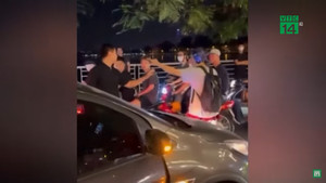 Cô gái lao ra giữa phố chặn đầu ô tô, tung cước đánh người đi đường