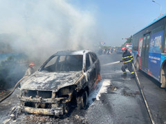 Hà Nội: Ô tô cháy rụi giữa trời nắng nóng