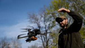 Ukraine dùng UAV mang chất nổ tấn công xe tăng, chiến hào của Nga