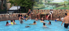 Nắng nóng kéo dài, người dân Hà Nội đổ xô đến bể bơi tắm giải nhiệt