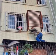 Giải cứu cậu bé bị kẹt đầu vào song sắt, lơ lửng trên tầng cao