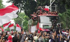 Biển người xuống phố ăn mừng U22 Indonesia vô địch SEA Games 32