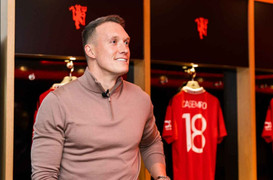 Man Utd tri ân Phil Jones sau 12 năm gắn bó