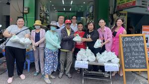 NSƯT Mỹ Uyên, Tuyền Mập, Kim Đào tặng cơm trưa cho bà con khó khăn