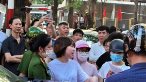 Lộ danh tính nữ tài xế cố thủ 2 tiếng trong ô tô sau khi vượt đèn đỏ