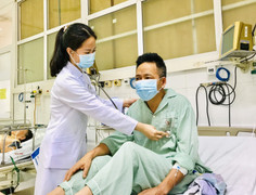 Nhập viện vì uống nhầm nước lau sàn 