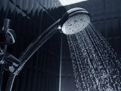 Tắm đêm và 4 tác hại nguy hiểm bạn cần biết