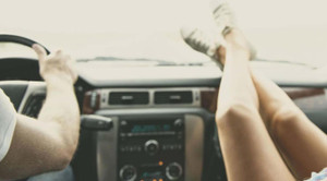 Vì sao tuyệt đối không được gác chân lên táp lô ô tô, ngay cả lúc dừng đỗ?