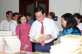 Giới thiệu sách của Tổng Bí thư về con đường đi lên CNXH bằng 7 ngôn ngữ