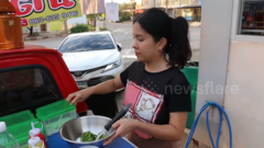 Món ăn độc lạ: Salad ‘tôm nhảy’ trên đường phố Thái Lan