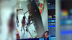 Bị tủ lạnh đổ trúng người, cậu bé thoát chết trong gang tấc 