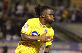 Xem màn rượt đuổi tỉ số hấp dẫn giữa SLNA và Hồng Lĩnh Hà Tĩnh