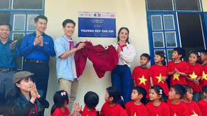 Ca sĩ Anh Tú cùng người đẹp Trà My xây trường cho trẻ vùng cao