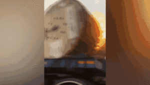 Xe đầu kéo bốc cháy trên đường, tài xế không hay biết 