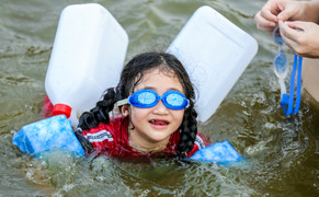 Trẻ em Hà Nội thích thú tắm ‘giải nhiệt’ dưới hồ nghìn năm tuổi