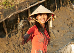 Hoa hậu Hoàn vũ Việt Nam lội bùn bắt cá, lấm lem bùn đất