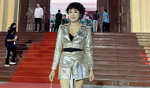 NSND Thu Hà khác lạ với hình ảnh gợi cảm, cá tính