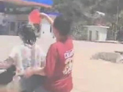 Xử lý hai nữ sinh ở Sơn La vừa lái xe máy, vừa 'tắm' cho nhau trên đường