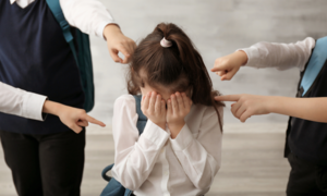 Bị bạn bè bắt nạt gần một năm, nữ sinh 14 tuổi trầm cảm phải nhập viện tâm thần